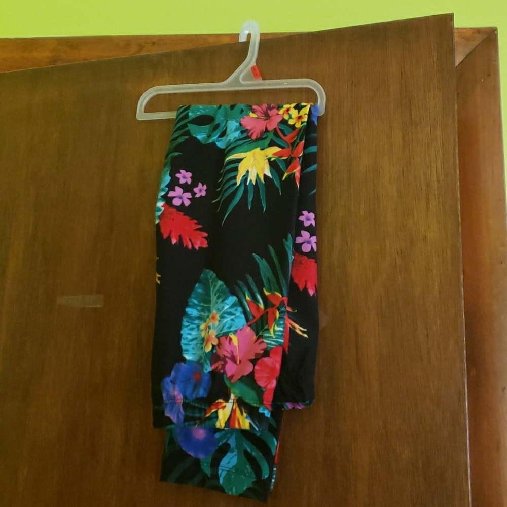 *NWT* Floral capri leggings